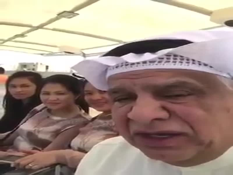 شاهد بالفيديو: فنان خليجي يُرفه عن خادماته برحلةٍ بحرية!
